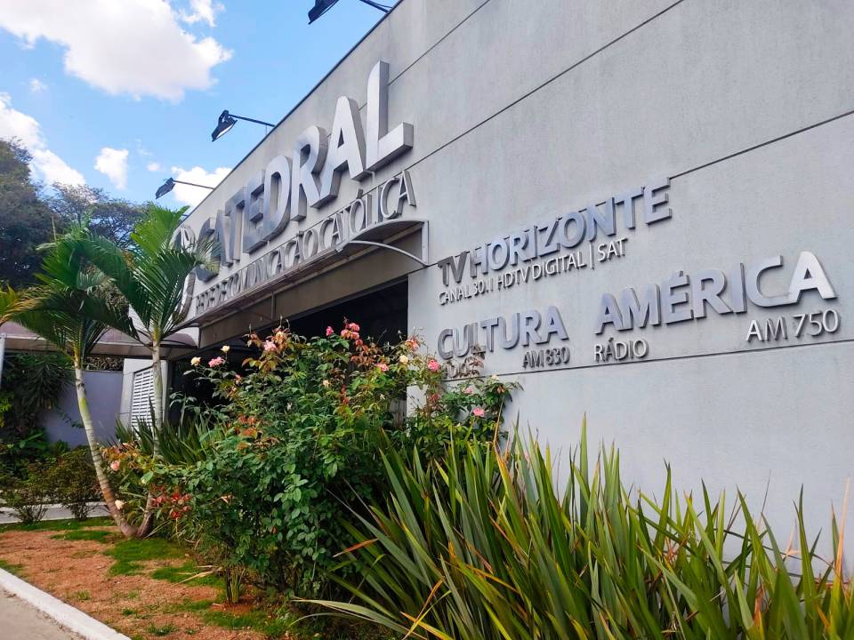 TV Horizonte nasceu em 1998 por iniciativa de dom Serafim Fernandes de Araújo, então arcebispo de Belo Horizonte 
