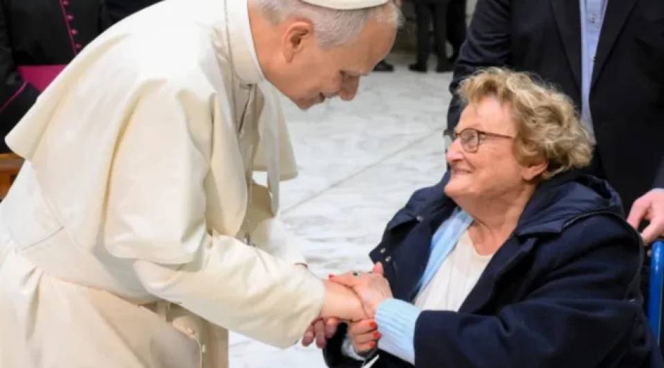 Papa Leão XIV com senhora idosa em audiência geral. Imagem referencial. | Vatican Media