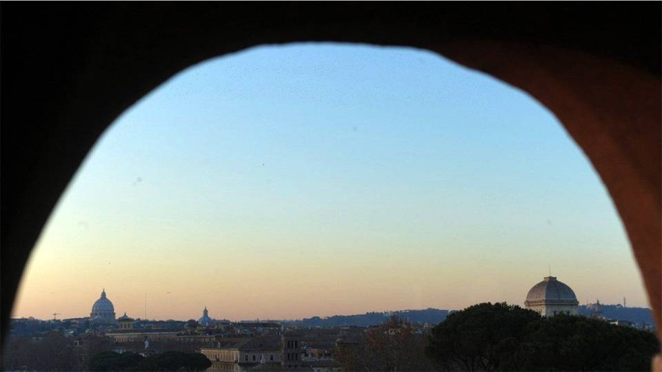 Vista panorâmica da Basílica de São Pedro e da Sinagoga de Roma 