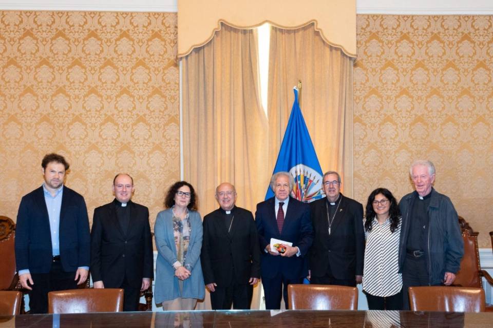 Representantes da REPAM e OEA que participaram da cerimônia de assinatura da declaração conjunta em favor da proteção da Amazônia e de seus povos