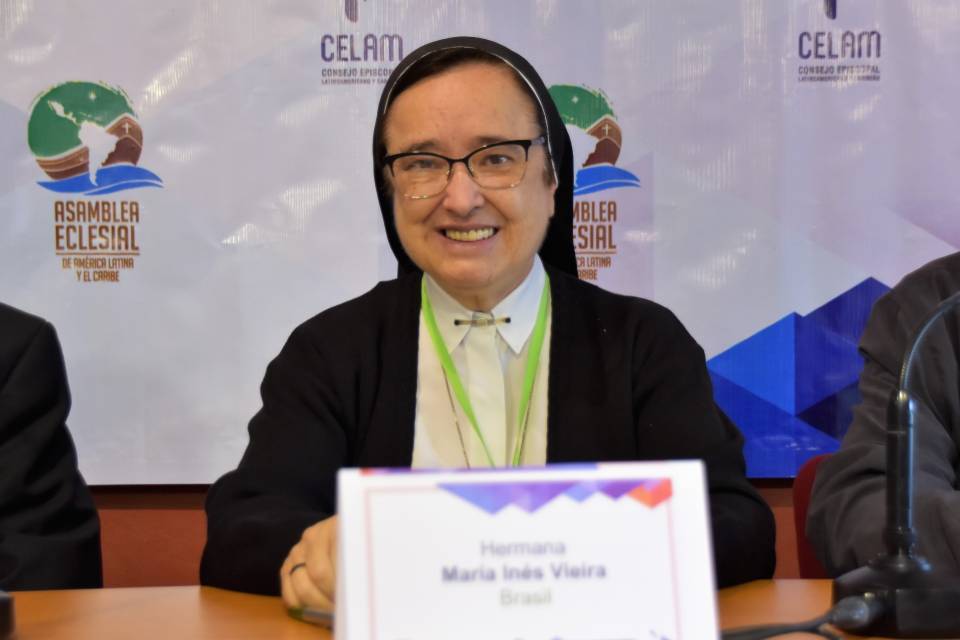 Ir. Maria Inês em coletiva de imprensa, durante Assembleia Eclesial, no México.