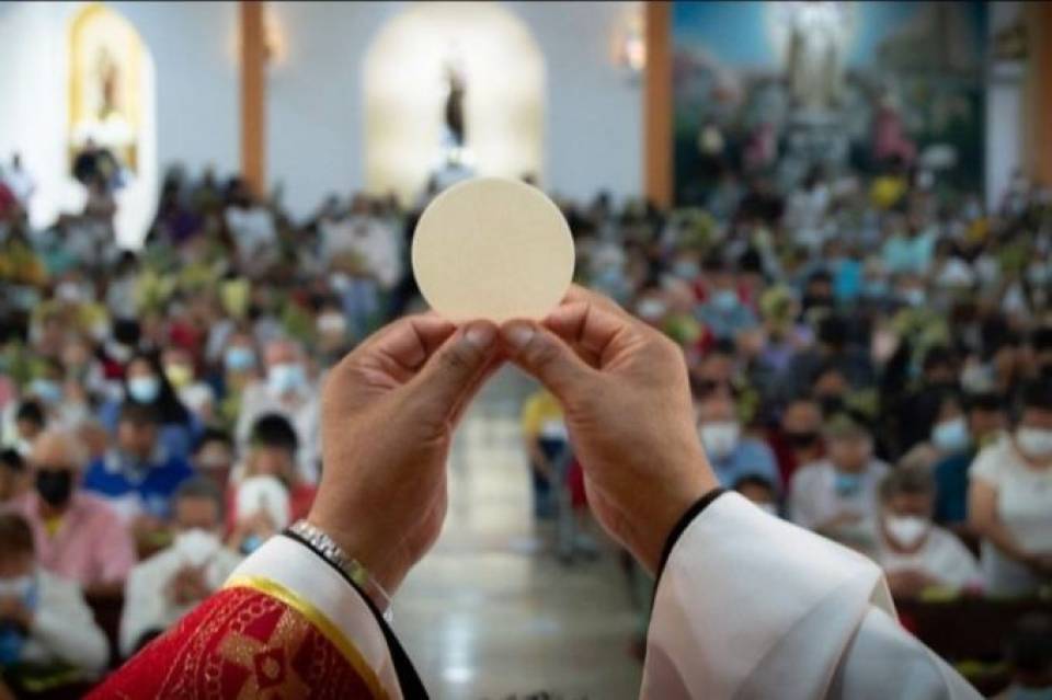 Papa: Eucaristia transforma as relações humanas e deve ser o centro da vida do católico