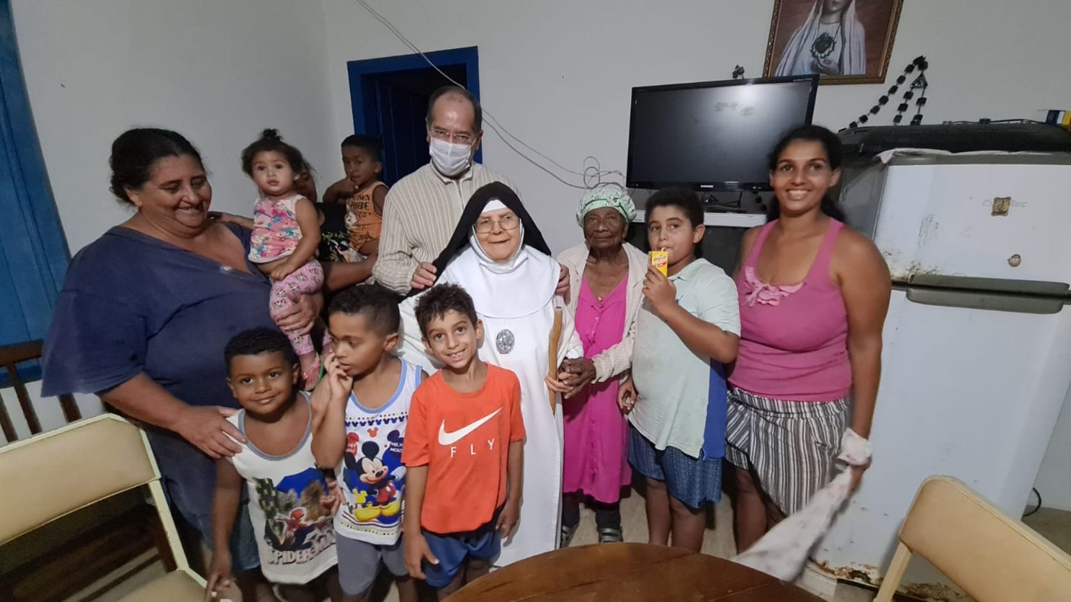 Dom Walmor visita comunidade da Vila Parental e religiosas do Mosteiro de Maca&uacute;bas, em Santa Luzia